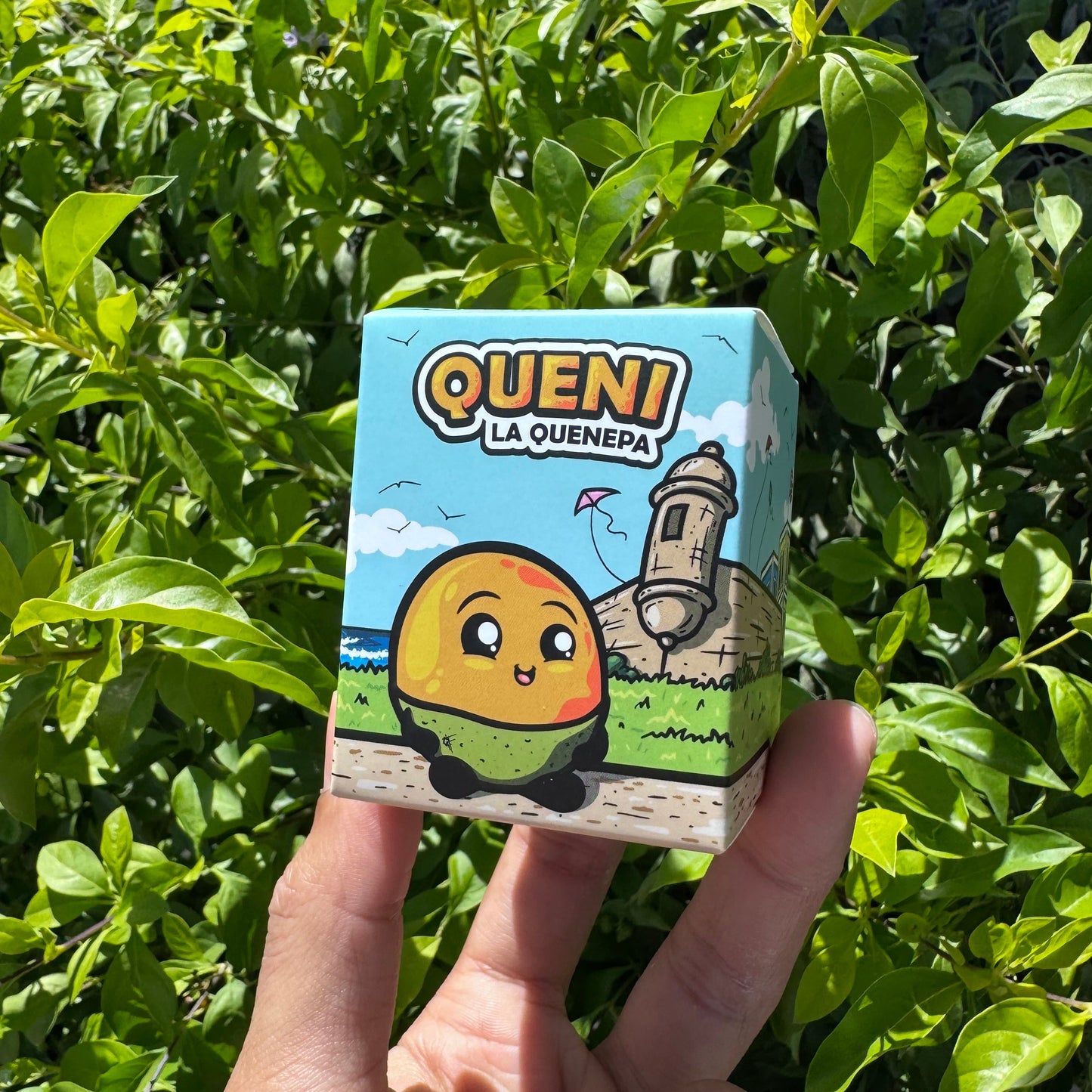 Queni la Quenepa™ - Figurita Coleccionable